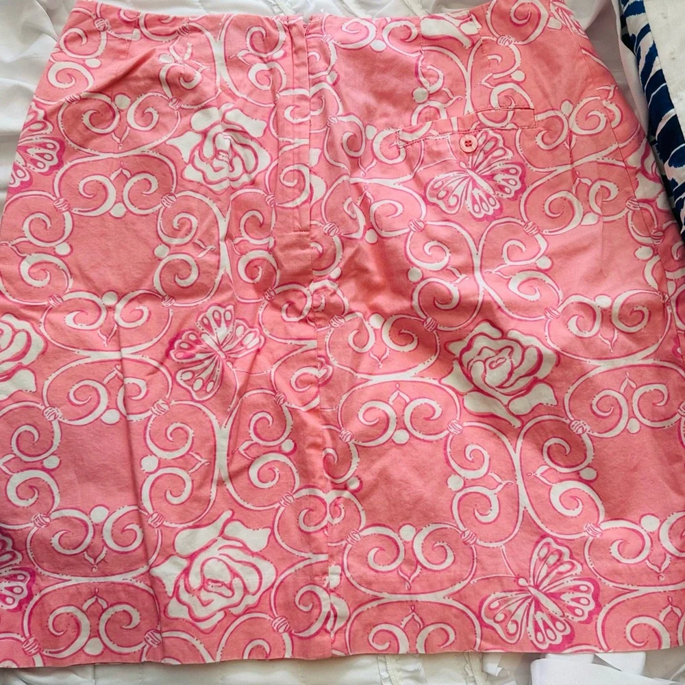 Lilly Pulitzer pink mini skirt with‎ lining size 6. Stylish and cute